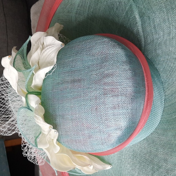 Elegant Pink and Green Women\'s Hat with Floral Accent main image 4